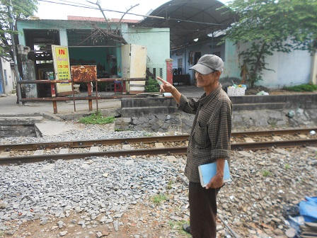 Chuyện lão “khùng” ngồi đọc sách, canh tàu cho người đi đường